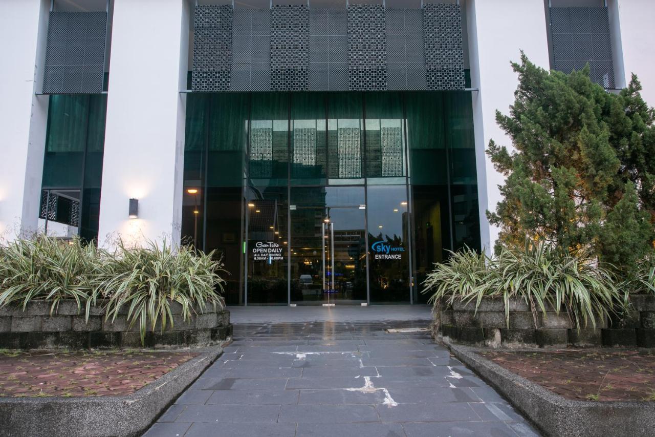 Sky Hotel Kota Kinabalu Exterior foto
